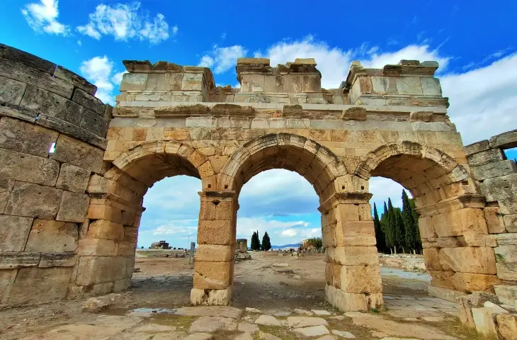 Hierapolis Frontinus Kapısı Pamukkale antik kent giriş kapısı Roma dönemi